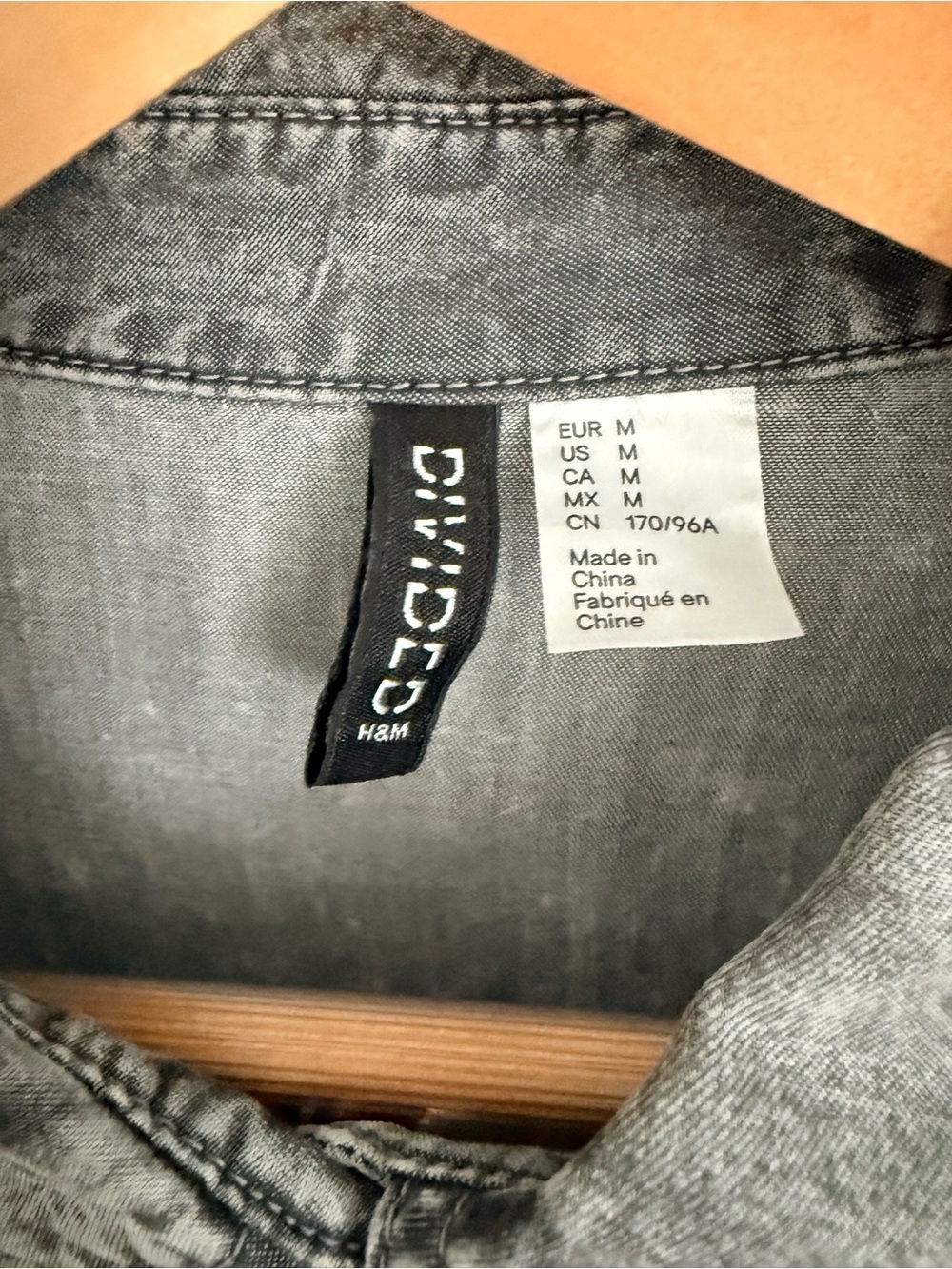 H&M Women’s Oversized Mineral Wash Gray Button-Front Top. Light-weight - Picture 6 of 6